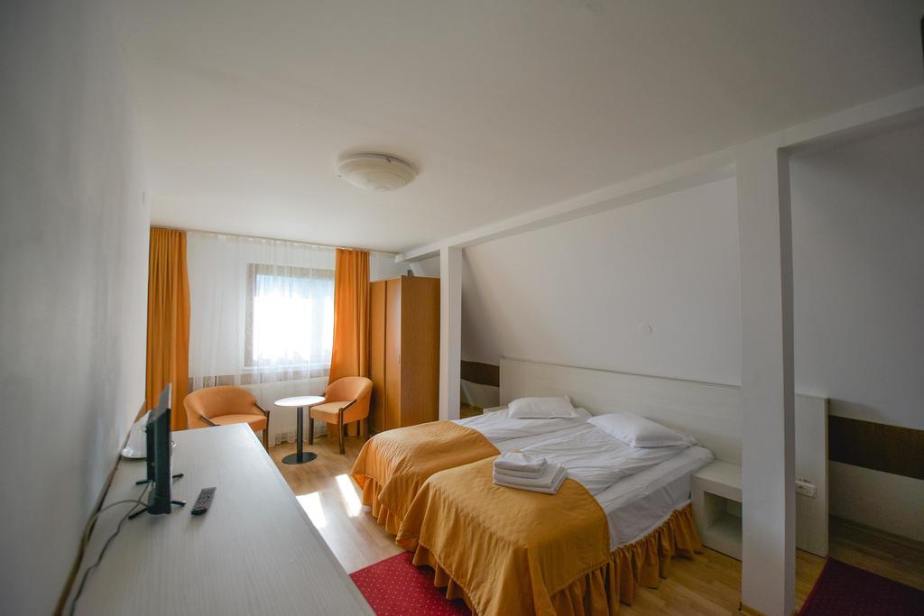 Hotel Paraul Capra Cumpăna Exterior foto